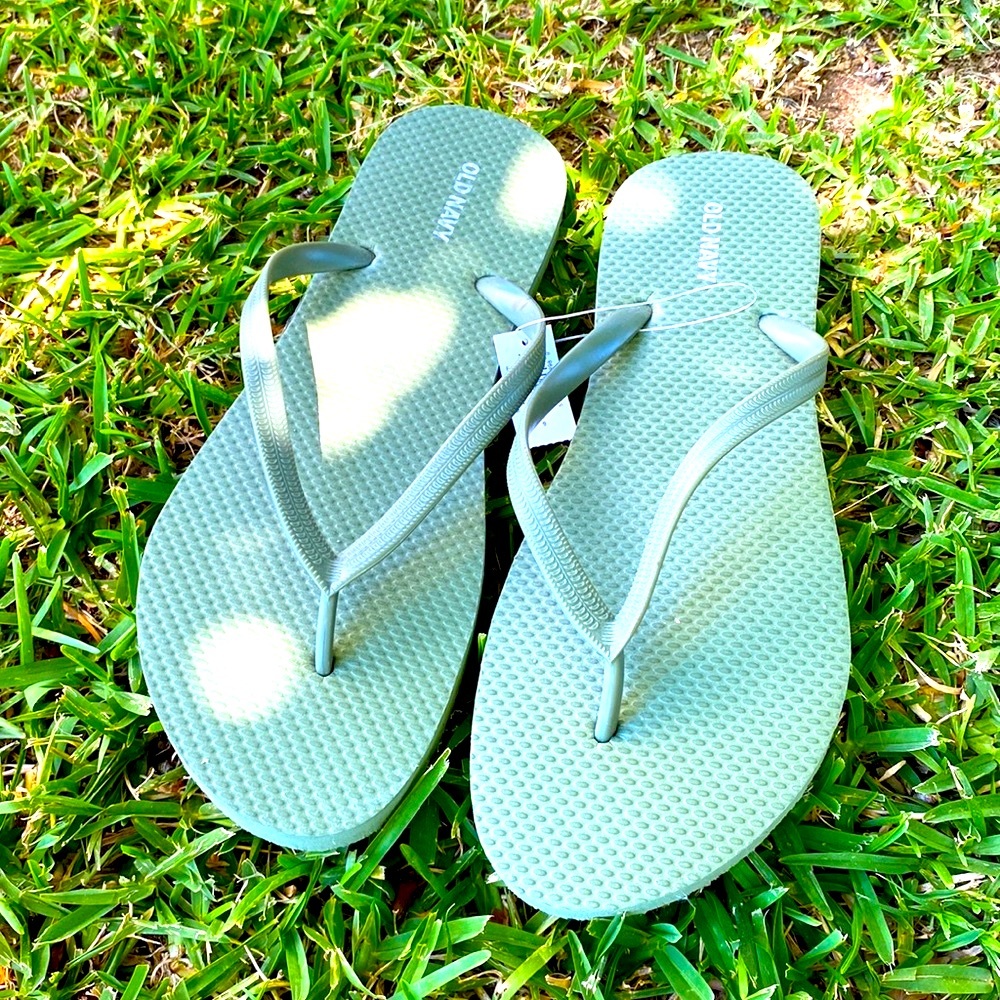OLD NAVY OLIVE GREEN FLIP FLOP SANDALS Size 9 BRAND NEW NWT NEVER WORN